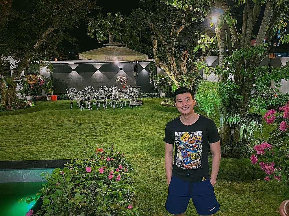 Đăng tải ảnh chụp tại khu vườn rộng của biệt thự 25 tỷ, Quốc Trường tiếp tục “đốn tim” người hâm mộ bằng dòng trạng thái ngôn tình: “Sân vườn nhà anh cây xanh cỏ mượt. Thích anh rồi, dám đánh cược không em?”.