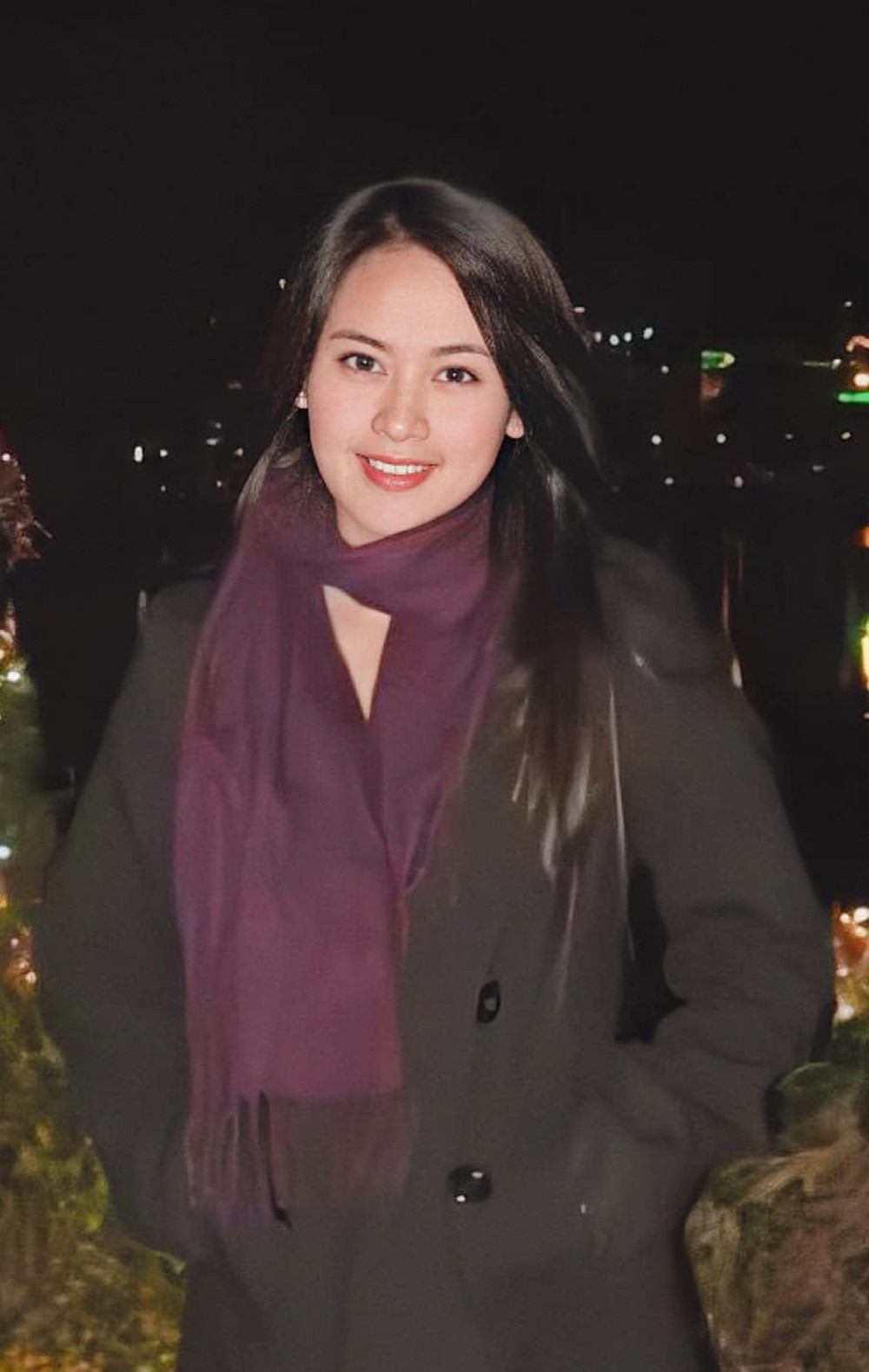 Tú Vi chia sẻ lại ảnh chụp cách đây 10 năm, kèm theo dòng trạng thái buồn: “Ở cái tuổi này, mệt thật sự! Sức khoẻ giảm sút, nhan sắc cũng bắt đầu lão hoá đi, trí tuệ kiểu dần mai một, không nghĩ được gì ngoài việc con cái ăn uống chưa, tìm nguồn thức ăn sạch ở đâu, tìm trường tốt, tìm này tìm kia… Chưa kể đến việc ở tuổi này, nói chuyện với ba mẹ không được mà nói chuyện với con cái cũng không xong! Ba mẹ thì chẳng chịu hiểu, còn con cái thì chưa kịp hiểu!”.