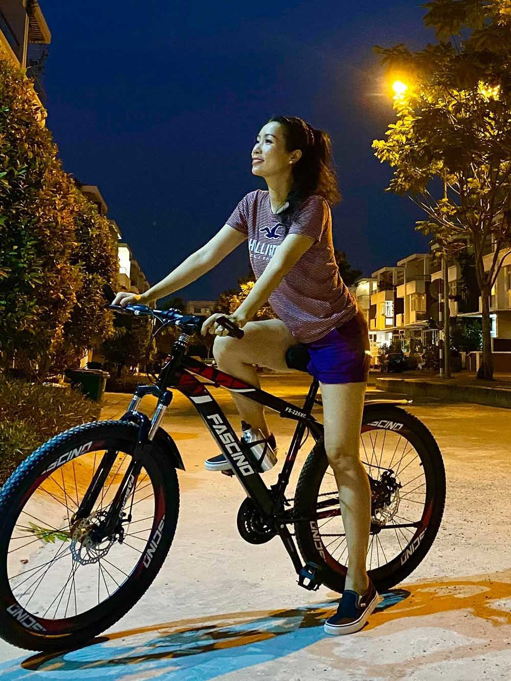 Trịnh Kim Chi chăm chỉ tập thể dục buổi tối để lấy lại vóc dáng.