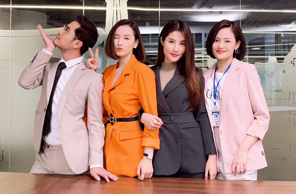 Lã Thanh Huyền chia sẻ hình ảnh hậu trường bên dàn diễn viên “Tình yêu và tham vọng”.