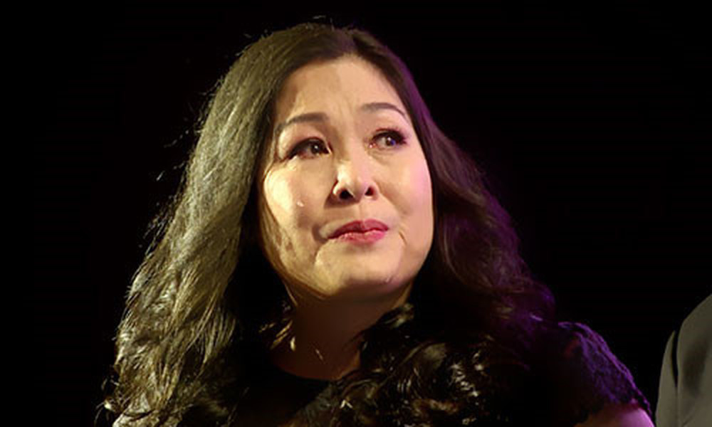 Trên trang cá nhân, NSND Hồng Vân bất ngờ chia sẻ lại đoạn clip giỗ Tổ năm 2016 của sân khấu kịch, kèm theo dòng trạng thái dài bày tỏ nỗi niềm nhớ sân khấu. Nữ nghệ sĩ viết: “Nhớ sân khấu khủng khiếp, nhớ mấy đứa diễn viên, mấy đứa học trò, nhớ từng bạn âm thanh, anh ánh sáng, bé phục trang, từng ngóc ngách của sân khấu. Và nhớ nhất là bàn thờ Tổ nghiệp... nhớ cảm giác được đứng trước người thắp nhang khấn vái trước khi bước ra biểu diễn”. Cô cũng nghẹn ngào chia sẻ: “Nhớ năm đó còn cả Anh Vũ và Mai Phương".