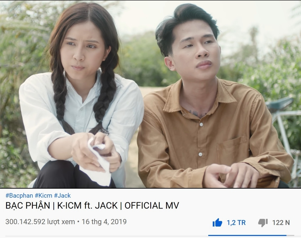 Bản hit “Bạc phận” của Jack kết hợp cùng K-ICM chính thức chạm mốc 300 triệu lượt xem và hơn 1,2 triệu lượt thích sau gần 1 năm phát hành. Những MV khác của giọng ca sinh năm 1997 cũng đạt được vô số thành tích khủng như “Sóng gió” với hơn 291 triệu lượt xem, “Em gì ơi” – 215 triệu lượt xem,…
