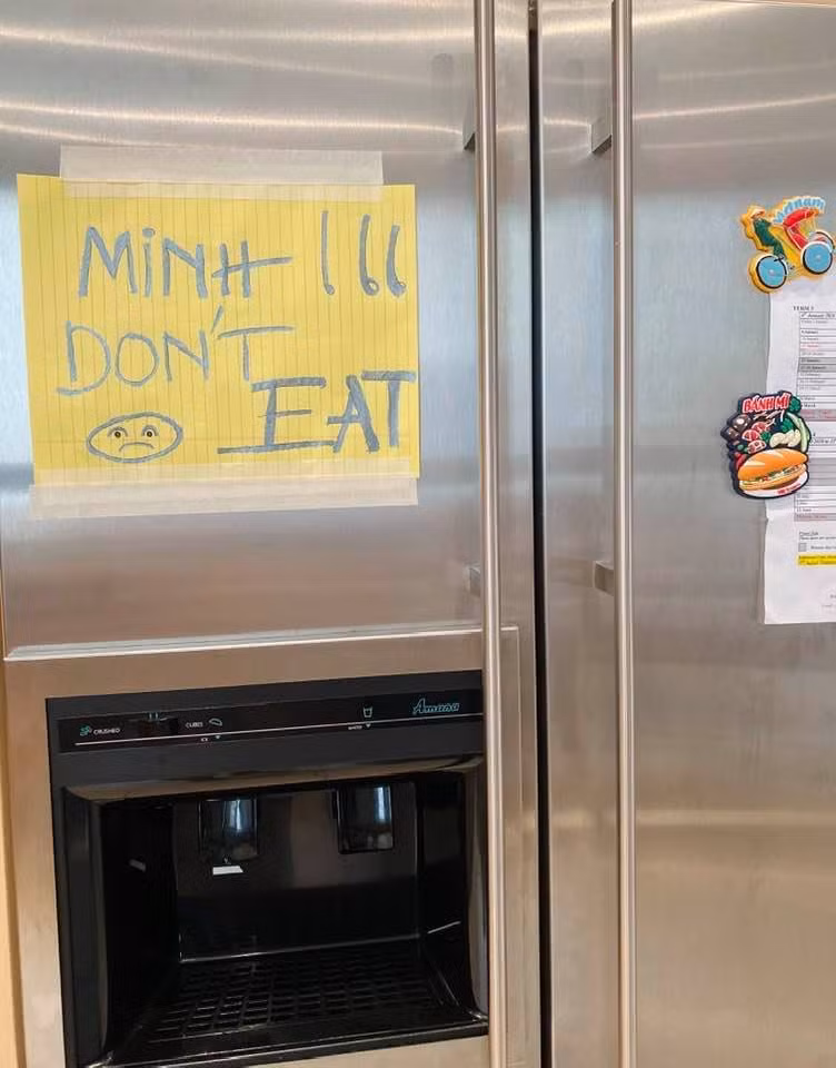Sao Việt Thu Minh chia sẻ bức ảnh với khẩu hiệu 'Minh, don't eat' (dịch: Minh, không được ăn) dán ở tủ lạnh để giảm cân. Nữ ca sĩ viết: "Khẩu hiệu cho một tuần mới! Hic, còn 3kg nữa thôi, cố lên".