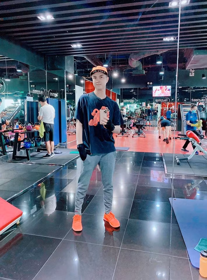 Ca sĩ Nhật Tinh Anh khoe ảnh kèm chia sẻ dí dỏm: "Chuẩn bị sức khoẻ cho chuyến lưu diễn sắp tới. Đi tập gym mà sợ bị lạc nên chuẩn bị đồ tập 2 màu cam và đỏ để lỡ thằng bé có lạc loa lên cho dễ kiếm".