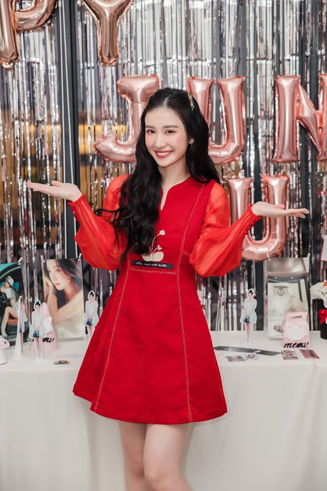 Jun Vũ xinh đẹp, tươi tắn trong tiệc sinh nhật tuổi 25.