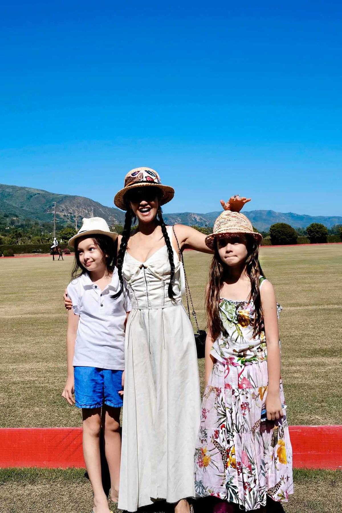 Diva Hồng Nhung trẻ trung cùng 2 con đi xem đua ngựa.