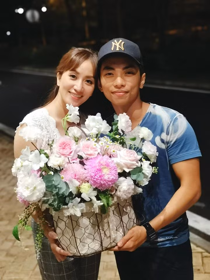 "Tưởng vậy mà không phải vậy, hoa và người đều đi mượn thôi", Khánh Thi rạng rỡ bên ông xã Phan Hiển.