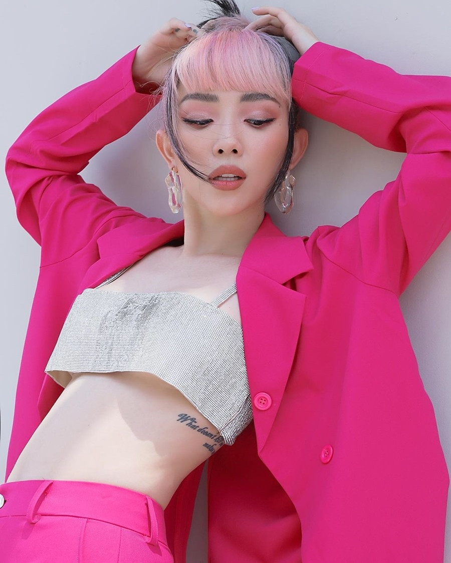 Nhắc đến mỹ nhân Việt có vóc dáng nóng bỏng, vòng eo con kiến không thể thiếu Tóc Tiên. Sau khi lấy chồng, nữ ca sĩ càng có vóc dáng gợi cảm hơn. Để giữ được vòng eo dưới 60cm, Tóc Tiên đã có một chế độ luyện tập liên tục.