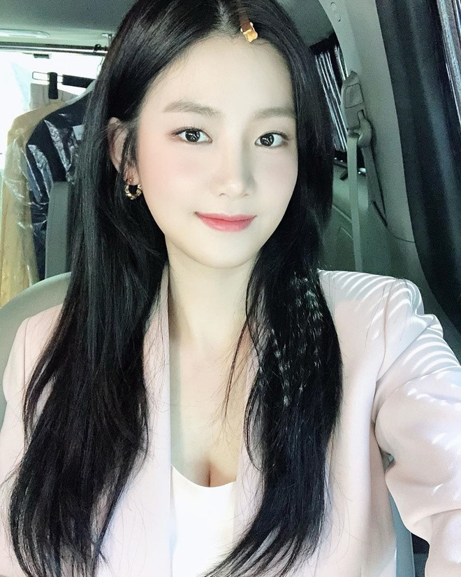 Park Joo Hyun sinh năm 1994, ngoài đời, cô cũng là một nghệ sĩ có học vấn cao khi theo học tại Đại học nghệ thuật quốc gia Seoul. Nữ diễn viên sở hữu chiều cao 1,67 m, khuôn mặt trong sáng, ngây thơ như mối tình đầu.