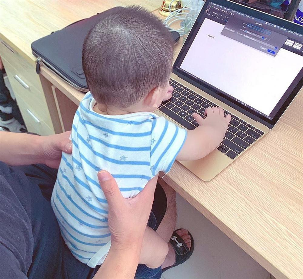 Lan Khuê hạ sinh con trai đầu lòng vào cuối tháng 11/2019, tới nay tròn 8 tháng tuổi. Từ khi có Connor, người đẹp hạn chế tham gia các hoạt động showbiz, dành hầu hết thời gian chăm lo cho tổ ấm.