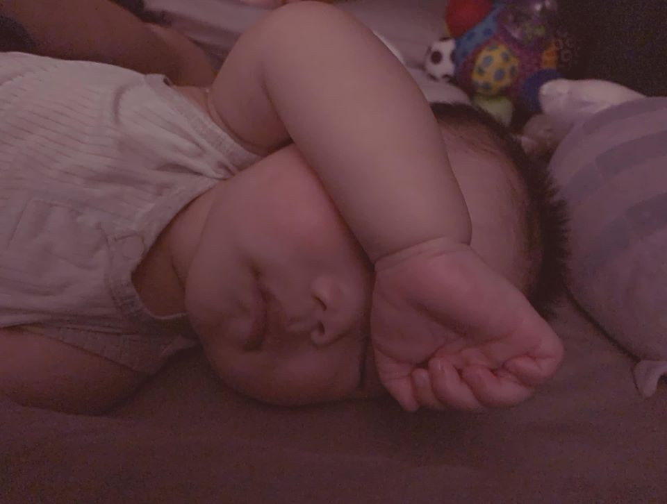 Khác với nhiều cặp đôi, vợ chồng Lan Khuê khá thoải mái trong việc chia sẻ hình ảnh của con lên mạng xã hội. Vốn nổi tiếng khéo tay, đảm đang, Lan Khuê còn chia sẻ nhiều kinh nghiệm chăm con, công thức nấu ăn cho các bà mẹ bỉm sữa.