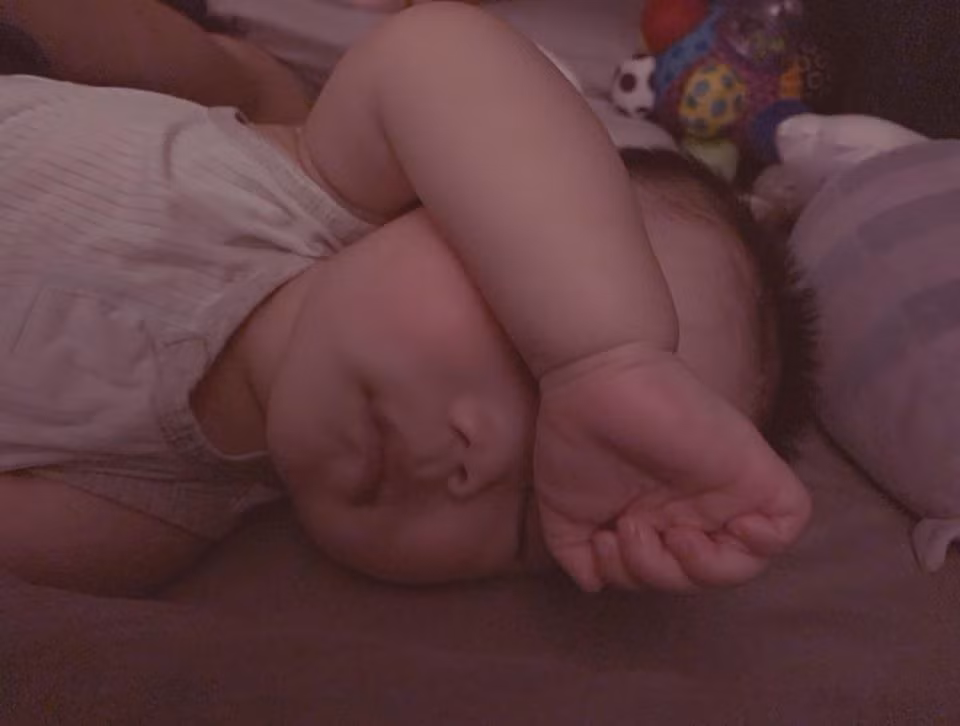 Khác với nhiều cặp đôi, vợ chồng Lan Khuê khá thoải mái trong việc chia sẻ hình ảnh của con lên mạng xã hội. Vốn nổi tiếng khéo tay, đảm đang, Lan Khuê còn chia sẻ nhiều kinh nghiệm chăm con, công thức nấu ăn cho các bà mẹ bỉm sữa.