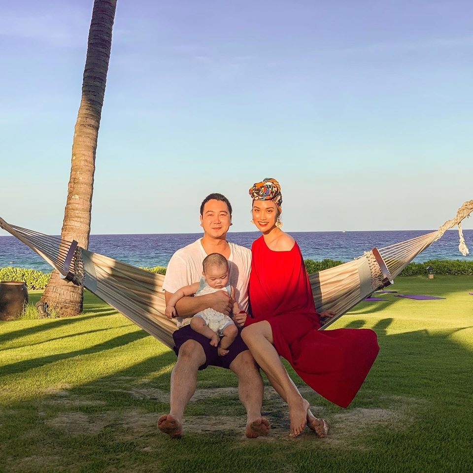 Quý tử nhà Lan Khuê trộm vía lớn nhanh, ngoại hình cứng cáp, bụ bẫm. So với 2 tháng trước, Connor đã lớn thêm không ít.