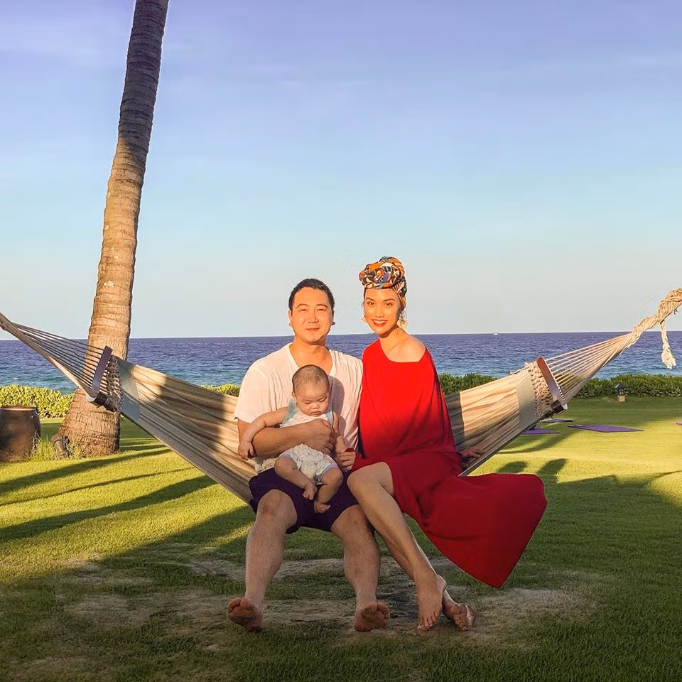 Quý tử nhà Lan Khuê trộm vía lớn nhanh, ngoại hình cứng cáp, bụ bẫm. So với 2 tháng trước, Connor đã lớn thêm không ít.