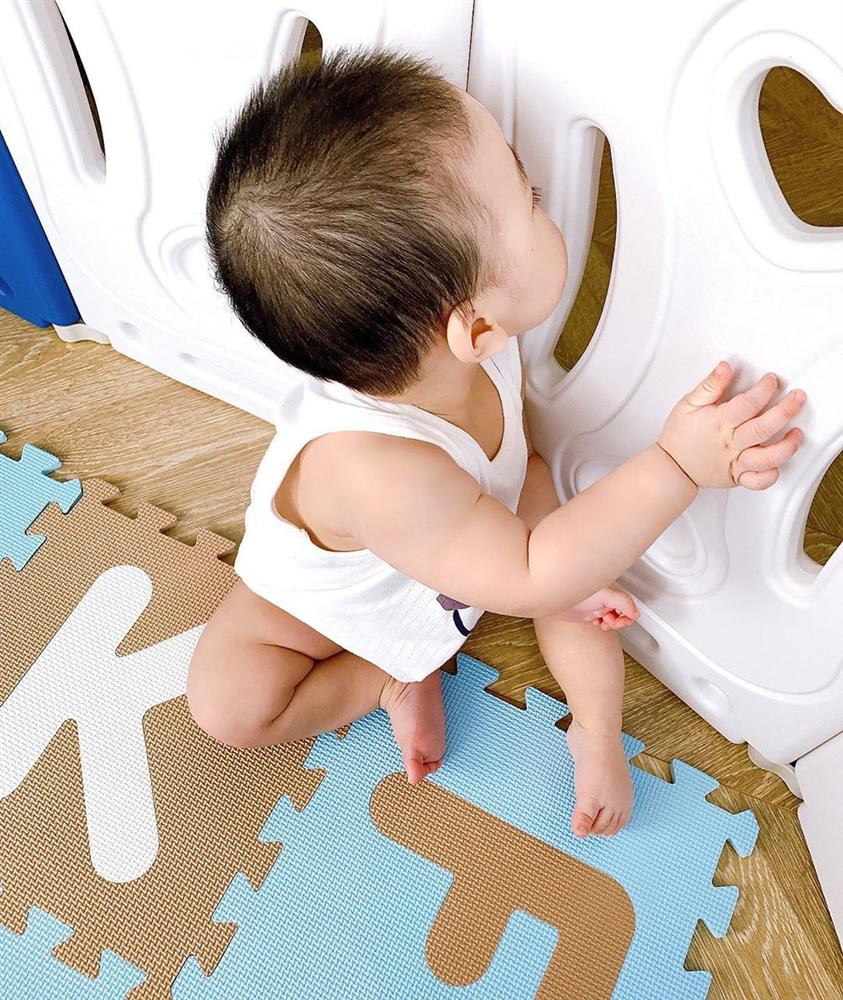 Lúc mới sinh Connor, Hoa khôi Áo dài cũng từng thừa nhận "kiếp đẻ thuê" khi con trai giống hệt bố, nhất là cặp má "bánh bao". Điều này khiến doanh nhân Tuấn John - ông xã Lan Khuê - cũng vô cùng phấn khích. Anh thậm chí không "nhượng" một nét đẹp nào của con cho bà xã, vơ hết về mình.