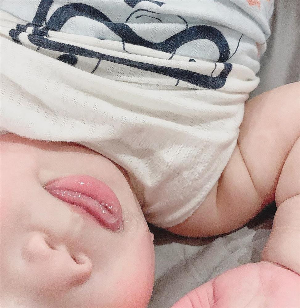 "Nhìn nghiêng biết khuôn đúc ra luôn à"; "Góc nhiêng mà cũng giống ba nữa"; "Giống ba quá trời, không giống mẹ tẹo nào"; "Nhìn ngang đã thấy giống ông bố rồi"; "Phiên bản sao của bố"..., dân mạng rôm rả bình luận.