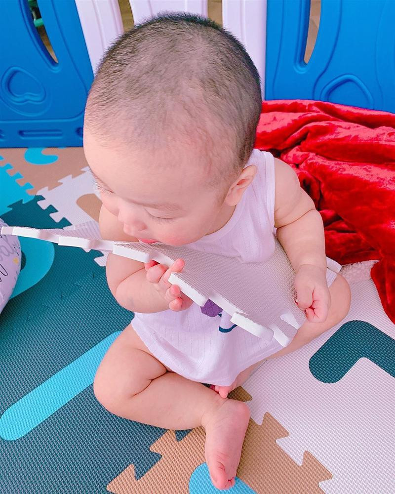 Cũng qua hình ảnh mới nhất Lan Khuê chia sẻ, khán giả một lần nữa phải gật gù công nhận nhóc tỳ này giống bố, mặc dù gương mặt chỉ được chụp ở góc nghiêng.