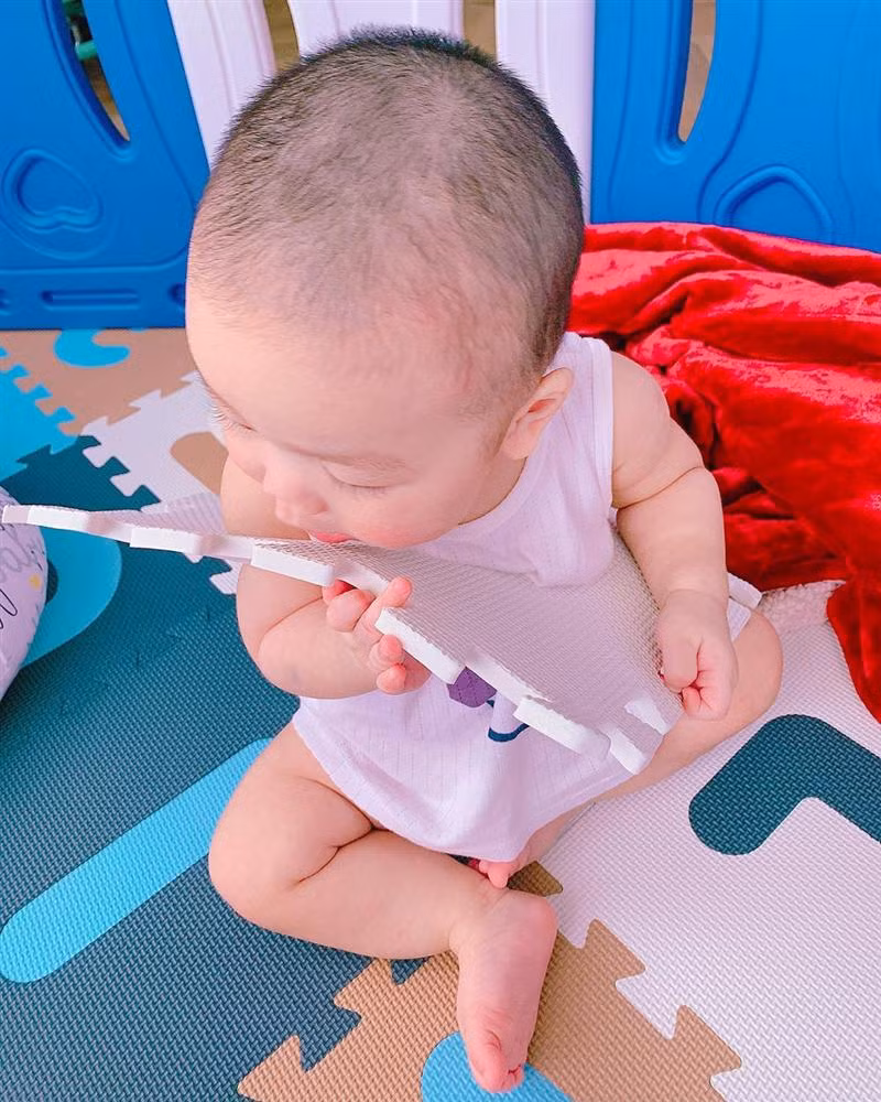 Cũng qua hình ảnh mới nhất Lan Khuê chia sẻ, khán giả một lần nữa phải gật gù công nhận nhóc tỳ này giống bố, mặc dù gương mặt chỉ được chụp ở góc nghiêng.