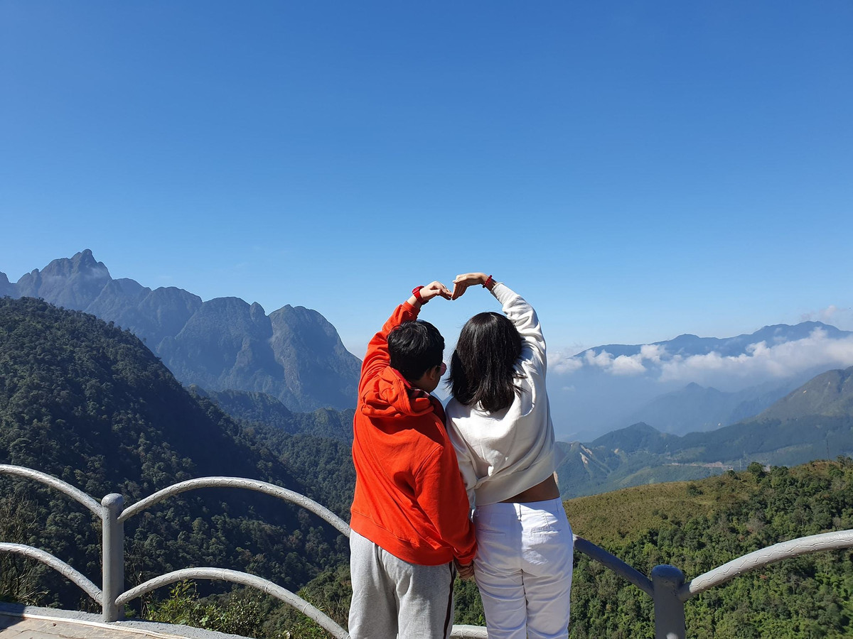 Tuy nhiên, Việt Trinh vẫn không để lộ mặt con trai mà chỉ khoe hình cậu bé khá mũm mĩm, cao gần bằng mẹ.