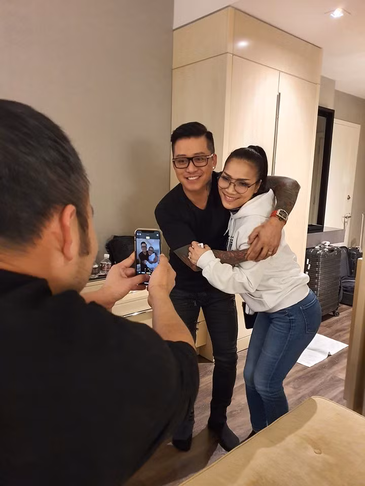 Giọng ca "Nắm lấy tay anh" vui vẻ tạo dáng cùng nữ ca sĩ.