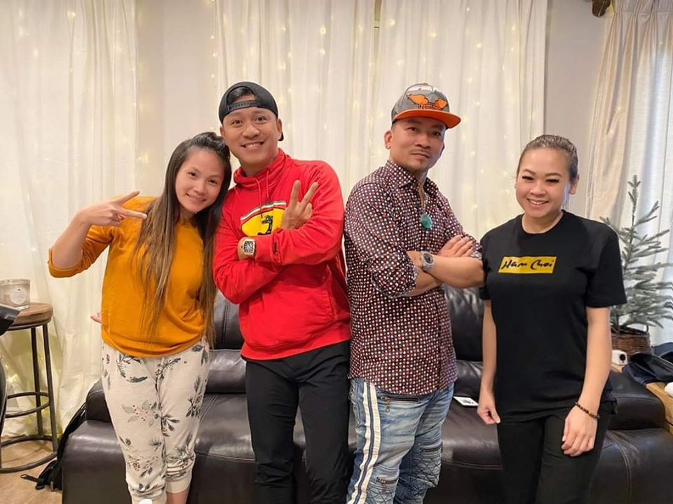 Dù Tuấn Hưng đi lưu diễn Mỹ, anh vẫn hướng về quê nhà, theo dõi sát tình hình dịch bệnh Covid-19. Nam ca sĩ khuyên mọi người nên bình tĩnh xử lý, hạn chế di chuyển và đặc biệt là không tích trữ thực phẩm.