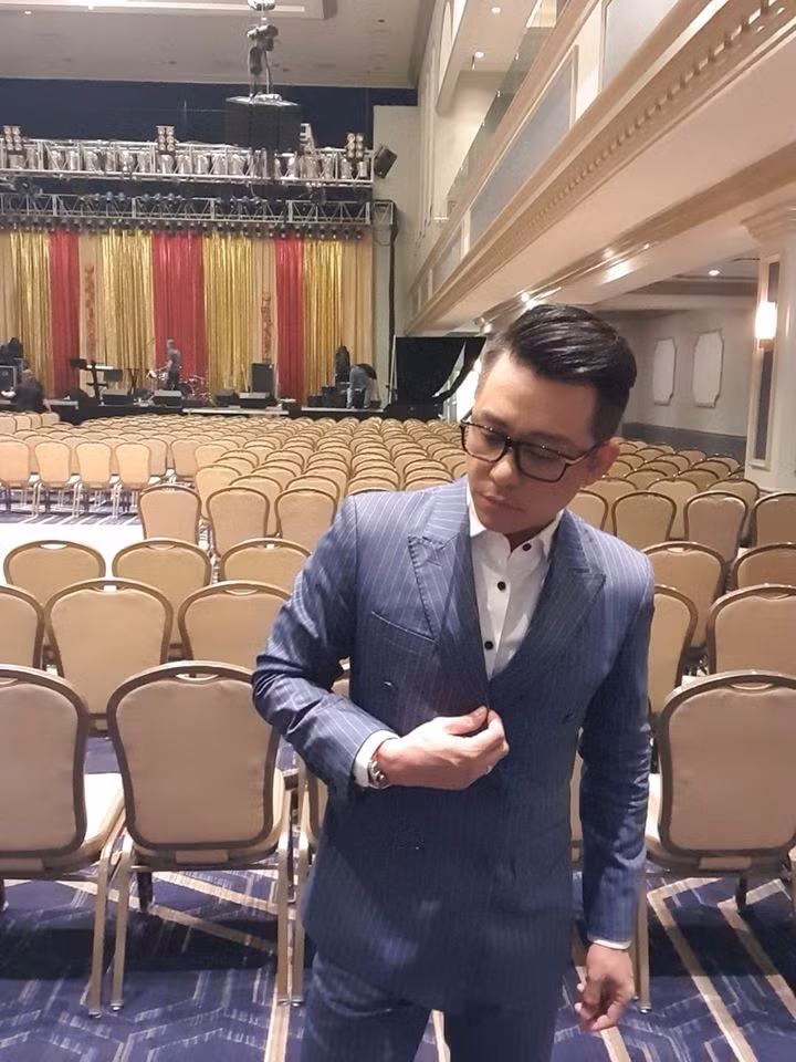 Ca sĩ Tuấn Hưng vừa có chuyến lưu diễn Mỹ. Ngay khi về nước, Tuấn Hưng đã khai báo y tế online ngay lập tức.