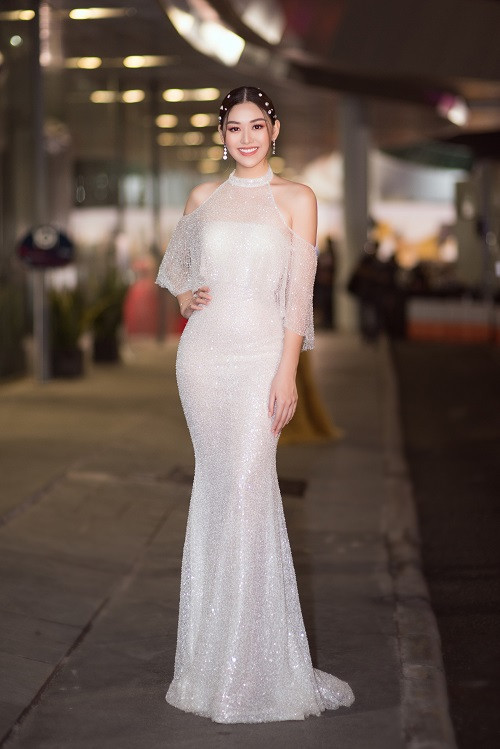 Á hậu Tường San đẹp dịu dàng với đầm trắng tôn dáng.