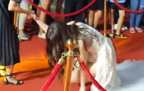 Trên thảm đỏ, Hoa hậu Lương Thùy Linh bất ngờ gặp sự cố vấp ngã. Tuy vậy với sự giúp đỡ của nhân viên túc trực thảm đỏ, cô nhanh chóng lấy lại bình tĩnh và tiếp tục di chuyển.