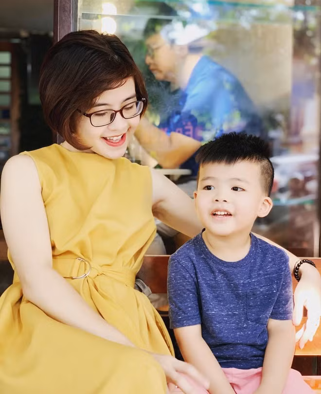 Tháng 10/2014, cô kết hôn với bạn trai Sơn Tùng sau nhiều năm gắn bó. Hiện tại, Hương Mai có cuộc sống viên mãn bên chồng và con trai đầu lòng.