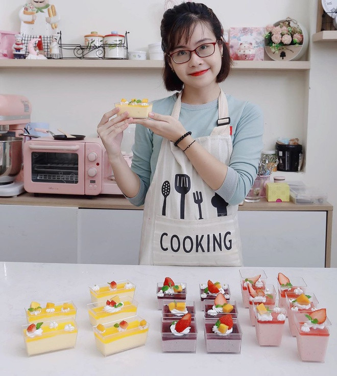 Thời gian gần đây, Hương Mai yêu thích công việc làm bánh. Cô thử sức với nhiều loại bánh ngọt, được trang trí cầu kỳ, tỉ mỉ như tiramisu, bánh mỳ phô mai, bánh kem, cupcake...