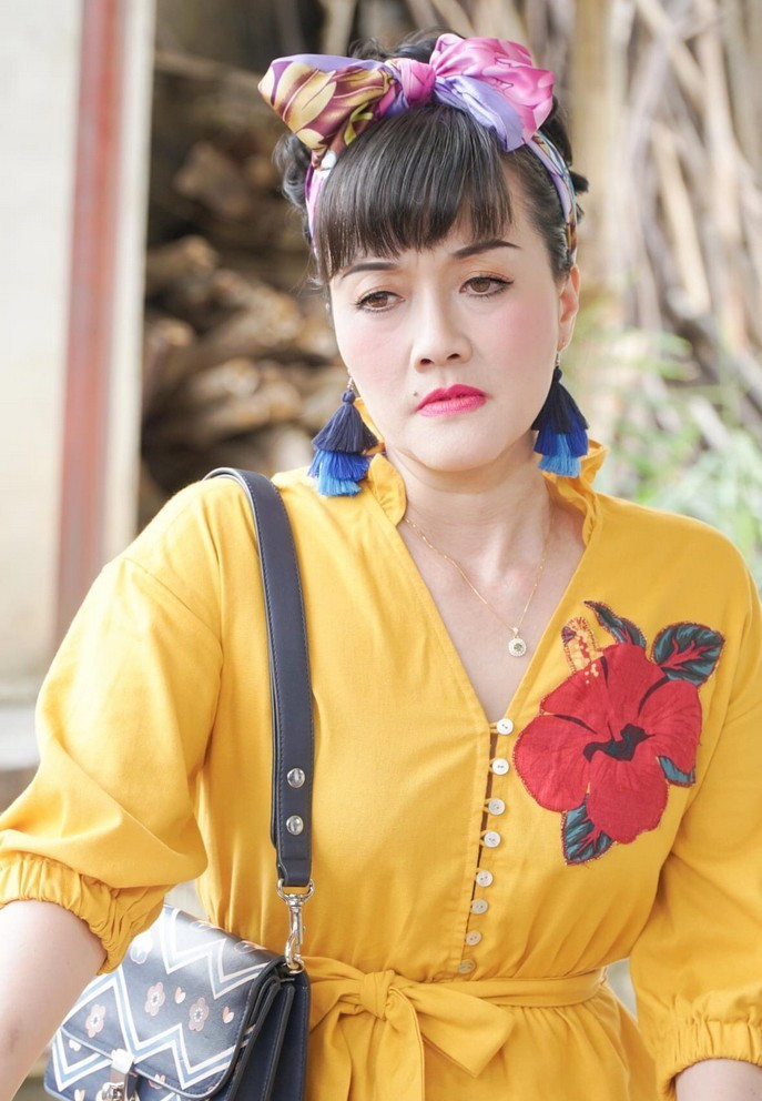 Nghệ sĩ Vân Dung đăng ảnh biểu cảm suy tư kèm dòng chia sẻ hài hước: "Em cũng chỉ là con gái thôi. Buồn là ăn không ăn là buồn".