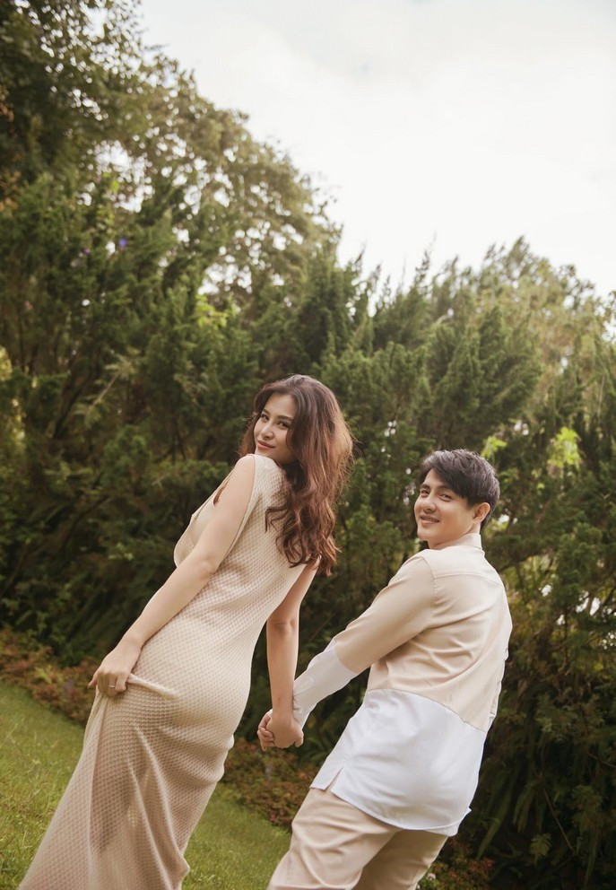 "Lạc vào đồng cỏ xanh xanh. Tuy không có cánh nhưng có anh giữ bầu", Đông Nhi Viết.