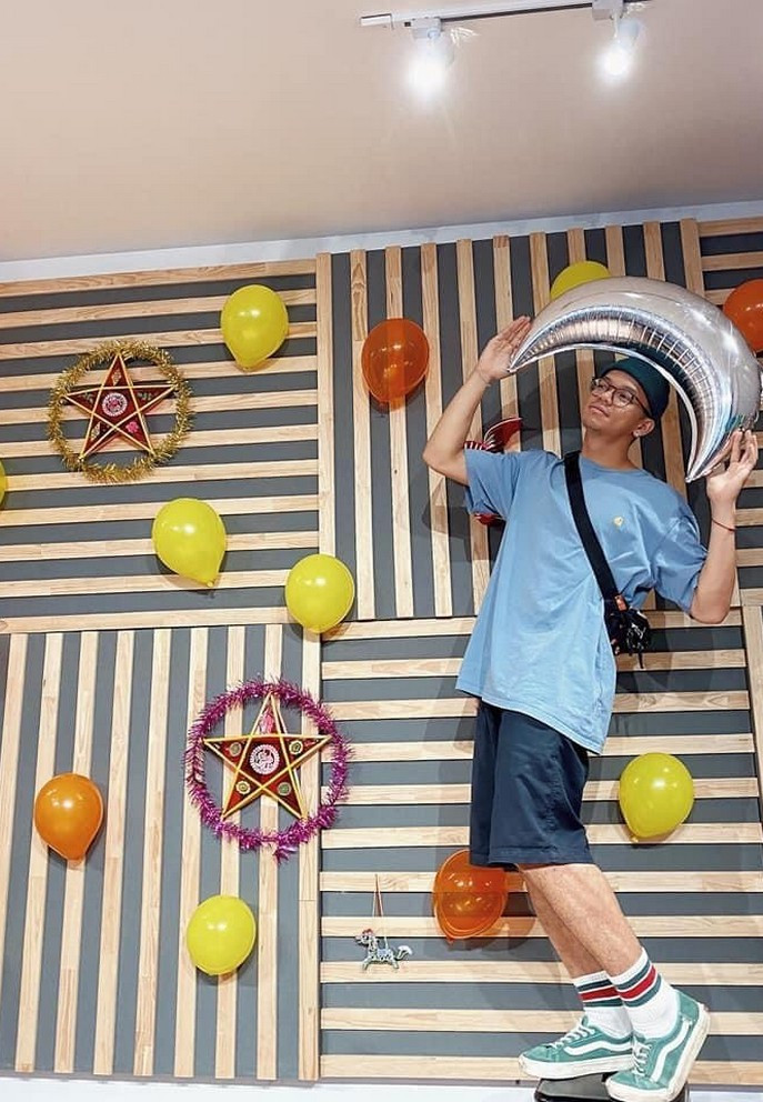 Trọng Hiếu gây cười với màn tạo dáng trong một buổi tiệc Trung thu.