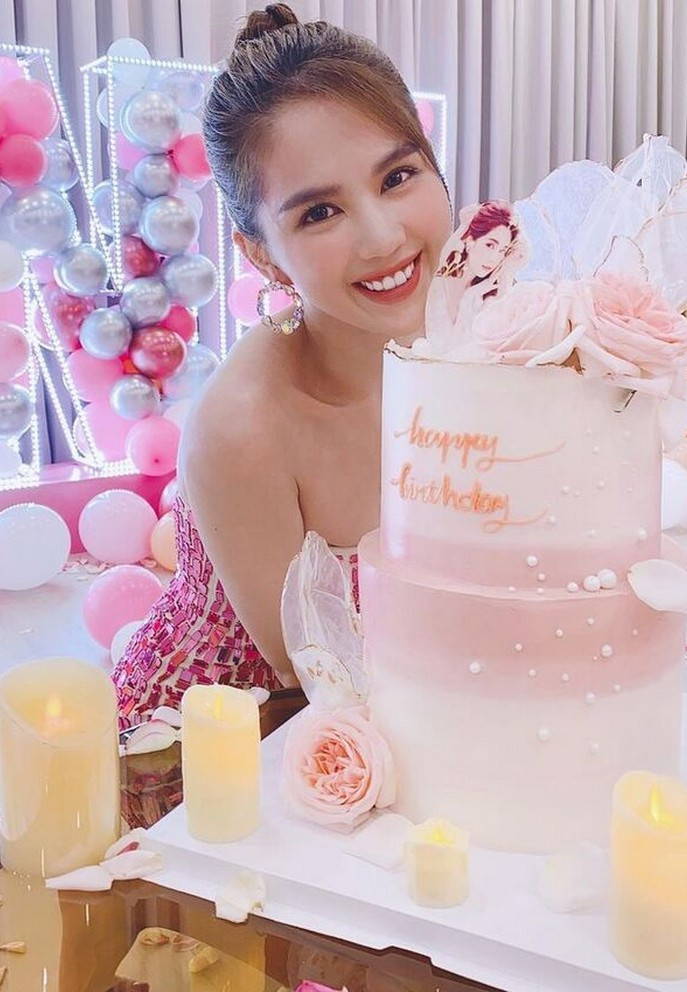 Người mẫu Ngọc Trinh rạng rỡ đón tuổi 31 với chiếc bánh kem màu hồng đúng sở thích.
