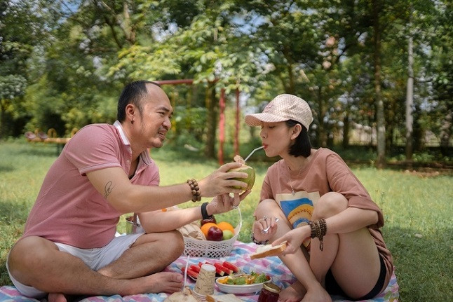 Vợ chồng Thu Trang - Tiến Luật chăm sóc nhau chu đáo khi cùng gia đình đi dã ngoại cuối tuần.