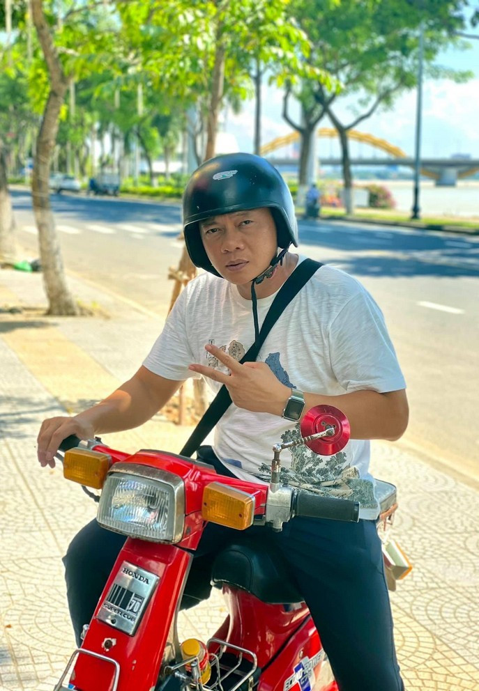 BTV Trần Quang Minh với phong cách bình dân khi chạy xe cúp xuống phố, anh tự ví mình là "anh xe ôm".