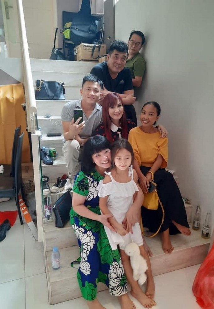 Các nghệ sĩ Hiền Mai, Đoan Trang, đạo diễn Trần Vi Mỹ hội tụ tại nhà danh ca Cẩm Vân trong dịp giỗ Tổ.