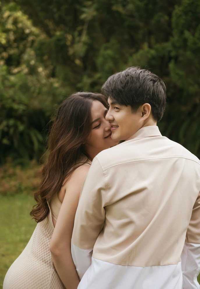Trong ảnh, cả 2 dành cho nhau những cử chỉ tình cảm, ngọt ngào khiến nhiều khán giả ngưỡng mộ, dành nhiều lời chúc.