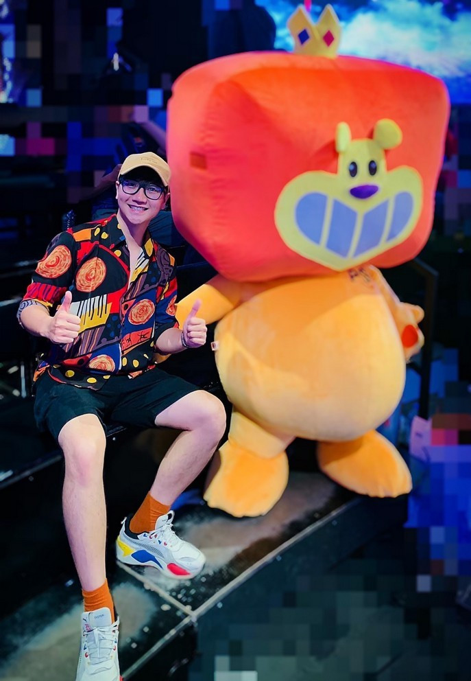 MC Công Tố tạo dáng chụp ảnh cùng chú gấu trong sự kiện và dí dỏm bảo mọi người yên tâm vì anh đã có "gấu" (người yêu - PV).