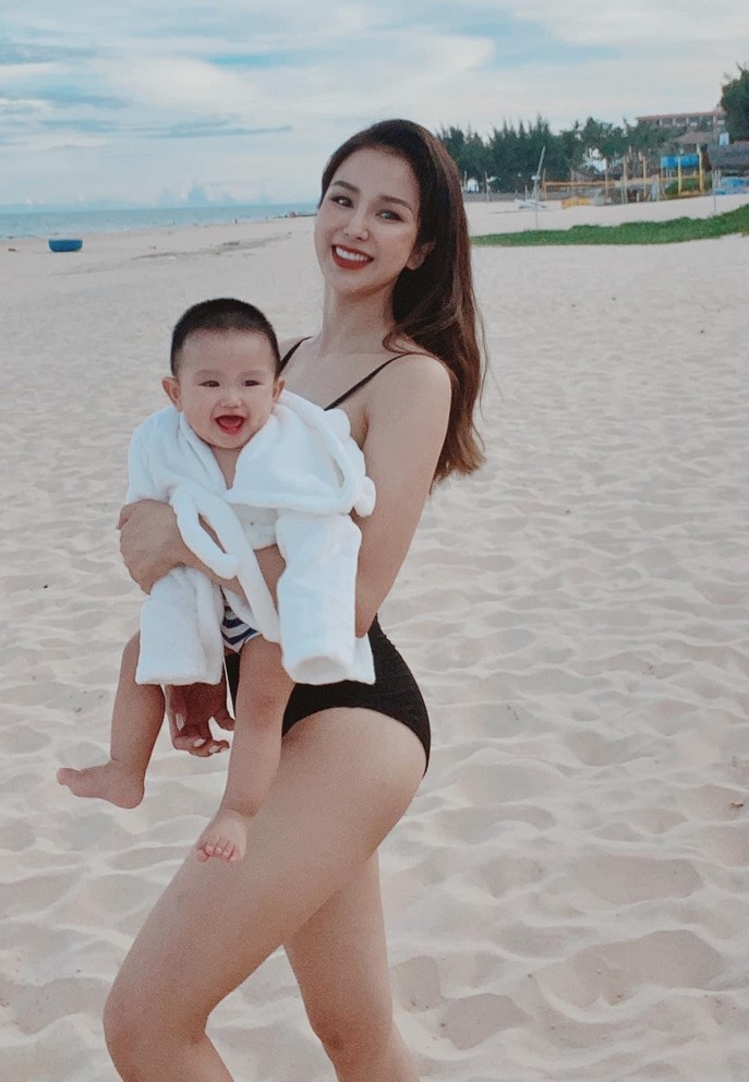 Diệp Lâm Anh diện bikini bế con trai dạo biển. Người đẹp quan niệm con người khi đã vượt qua những giông bão cuộc sống sẽ không còn lo ngại những trắc trở xảy đến với mình.