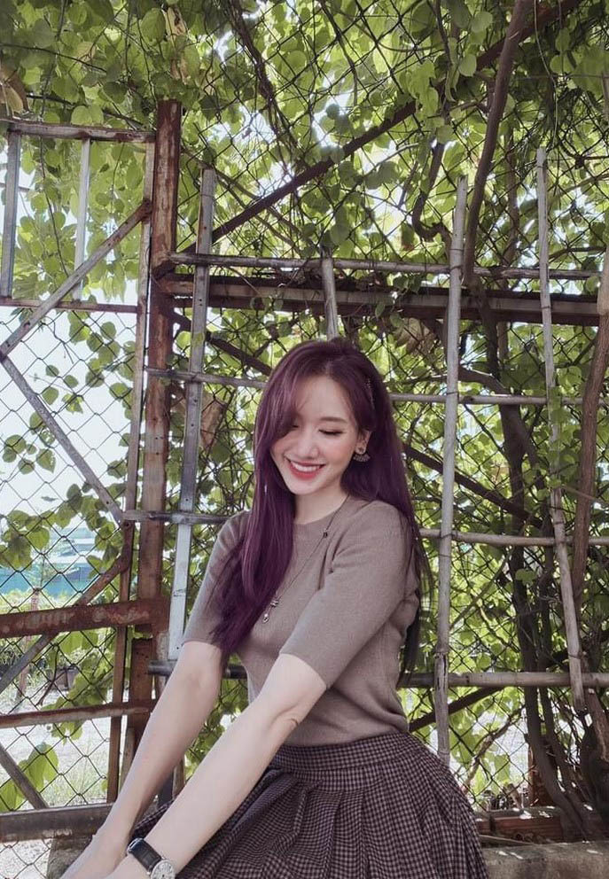 Hari Won đằm thắm trong set trang phục vintage. Nữ ca sĩ hài lòng với công việc hiện tại dù lịch trình bận rộn.