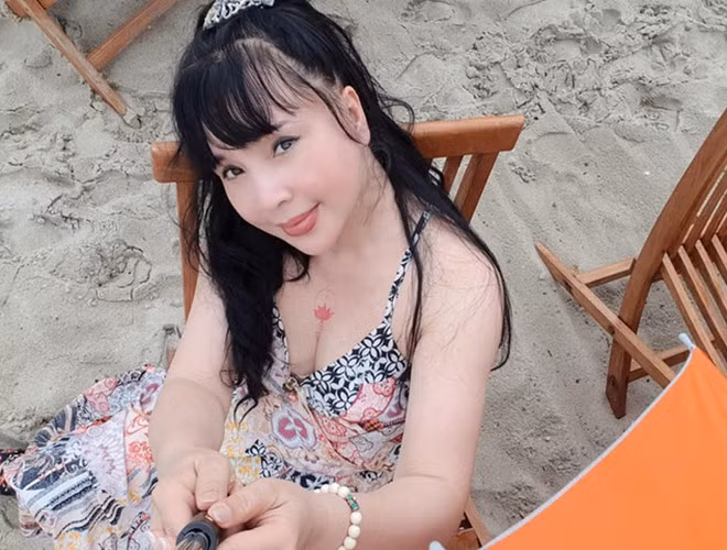 Nữ nghệ sĩ vẫn tự tin diện váy dây khoe thân hình quyến rũ và vòng một gợi cảm.