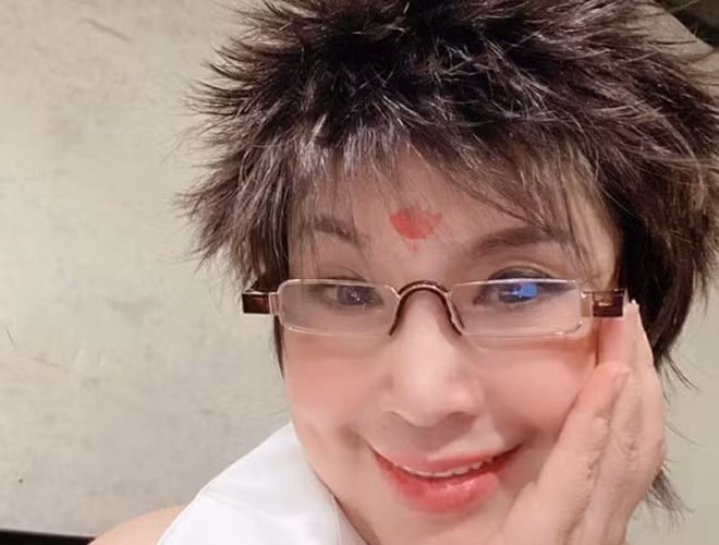 Trong bức hình mới nhất được NSND Lan Hương đăng tải trên trang cá nhân, nhiều người không khỏi ngỡ ngàng với kiểu tóc mới của "Em bé Hà Nội" năm nào.