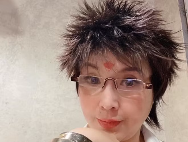 NSND Lan Hương thay đổi phong cách với mái tóc cắt ngắn và vuốt dựng ngược. Nhiều người hâm mộ cho rằng, sự thay đổi này khiến nữ nghệ sĩ trở nên cá tính, trẻ trung hơn. Tuy nhiên, cũng có ý kiến bày tỏ sự tiếc nuối mái tóc dài đen dịu dàng trước đó của "Em bé Hà Nội".