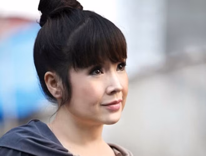 NSND Lan Hương sinh năm 1963 tại Hà Nội. Cô bước chân vào sự nghiệp diễn xuất từ khi mới lên 10 tuổi trong phim "Em bé Hà Nội" của cố đạo diễn Hải Ninh.