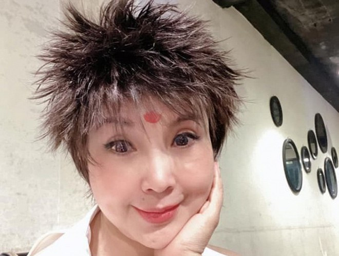 Lan Hương nổi tiếng là một nữ nghệ sĩ chăm chỉ làm mới hình ảnh cá nhân. Không chỉ chỉn chu về cách ăn mặc hay trang điểm, NSND Lan Hương còn liên tục thay đổi kiểu tóc, từ tóc xoăn thướt tha, sang tóc ngắn hay mới đây là kiểu tóc tém cá tính.