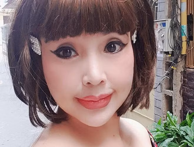 Nhan sắc của "Em bé Hà Nội" vẫn luôn là đề tài gây nhiều tranh cãi. Có một số thời điểm, cô bị nhận xét "nghiện thẩm mỹ" tới nỗi biến dạng khiến gương mặt trở nên đơ cứng, không cảm xúc,