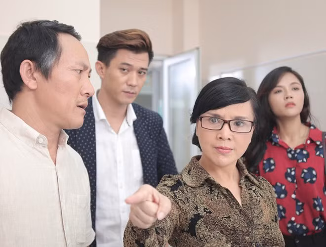 Ngoài đời trẻ trung nhưng NSND Lan Hường thường vào vai những bà mẹ trong phim truyền hình. Năm 2018, cô hóa thân thành bà mẹ chồng khó tính trong bộ phim "Ngược chiều nước mắt". Trước đó không lâu, NSND Lan Hương vào vai bà Bằng trong phim ''Sống chung với mẹ chồng''. Sự trở lại màn ảnh của cô nhận được sự hưởng ứng tích cực từ phía khán giả.