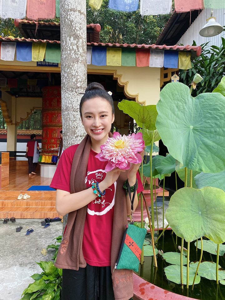 Kể từ khi chọn cuộc sống thanh tịnh, tránh xa ồn ào và mặc đồ kín đáo, hình ảnh của Phương Trinh ngày càng đẹp lên trong mắt công chúng. Quyết định này của nữ diễn viên nhận được nhiều ủng hộ từ phía khán giả.