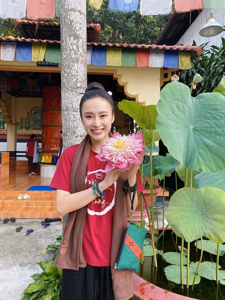 Kể từ khi chọn cuộc sống thanh tịnh, tránh xa ồn ào và mặc đồ kín đáo, hình ảnh của Phương Trinh ngày càng đẹp lên trong mắt công chúng. Quyết định này của nữ diễn viên nhận được nhiều ủng hộ từ phía khán giả.